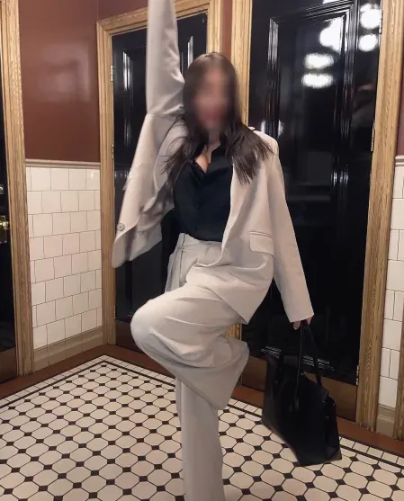 Mia, 29
